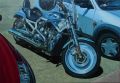 Andrzej Sadowski.Sardynia-Porto Cervo-parking z bkitno-srebrnym Harley-Davidsonem i Fordem K, akryl,ptno,70x100,2008 